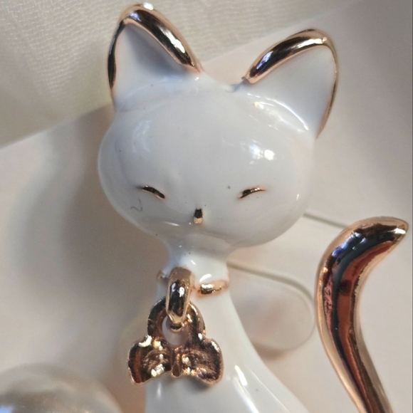 Elegant White and Gold Cat Brooch - Picture 3 of 3
